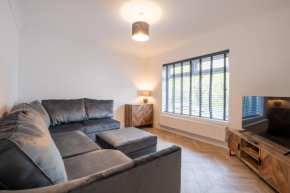 3-Bedroom home - TV in every room - Free parking - ideally located in Swansea